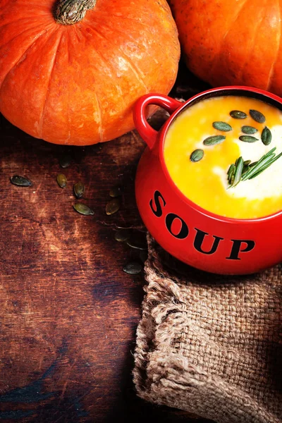 Soupe à la citrouille dans un bol — Photo