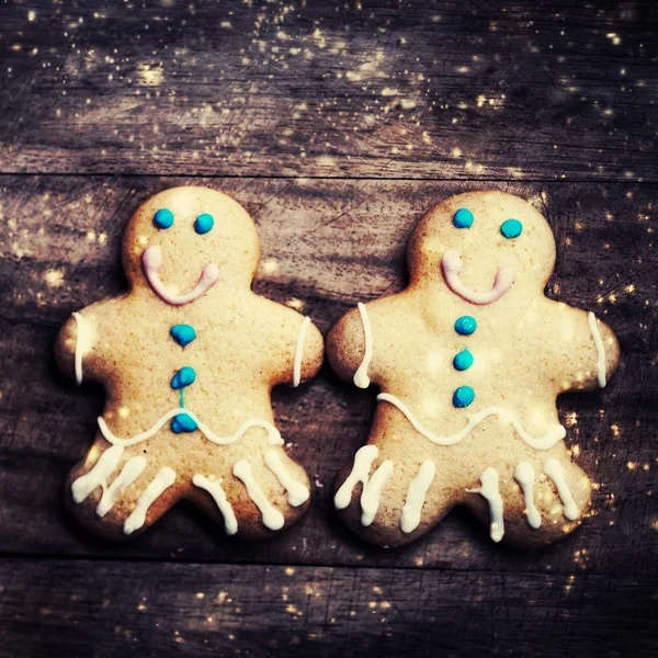 Kerstkaart met gingerbread man cookies — Stockfoto