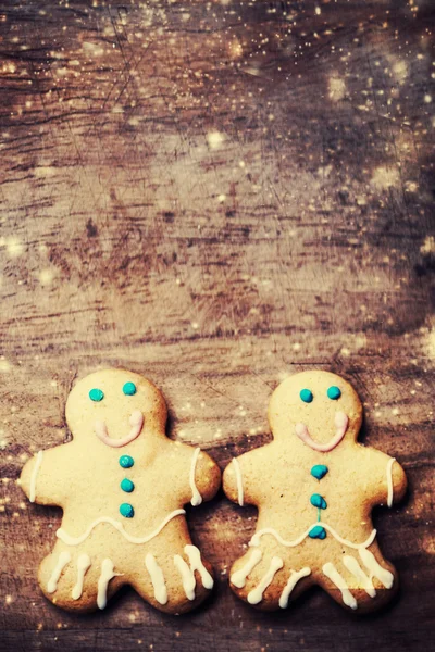 Noel kartı ile gingerbread adam kurabiye — Stok fotoğraf