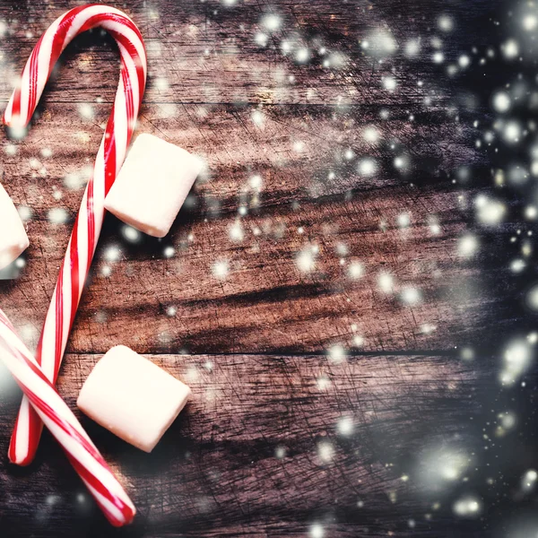 Tarjeta de Navidad con bastones de caramelo duro a rayas — Foto de Stock