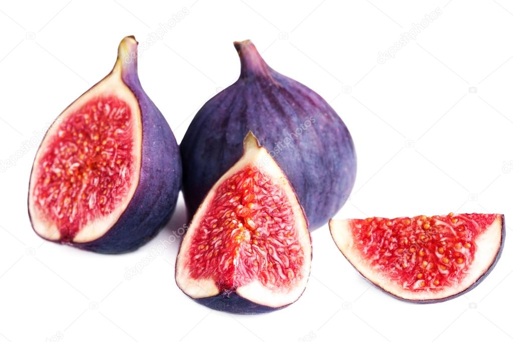 Deux figues avec la moitié de figues, isolées sur blanc ...
