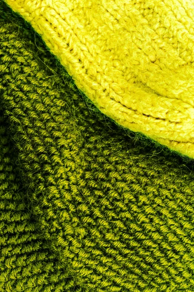Желтая и зеленая вязаная шерсть фон — стоковое фото