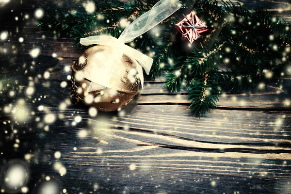 Decoraciones de Navidad sobre fondo de madera — Foto de Stock