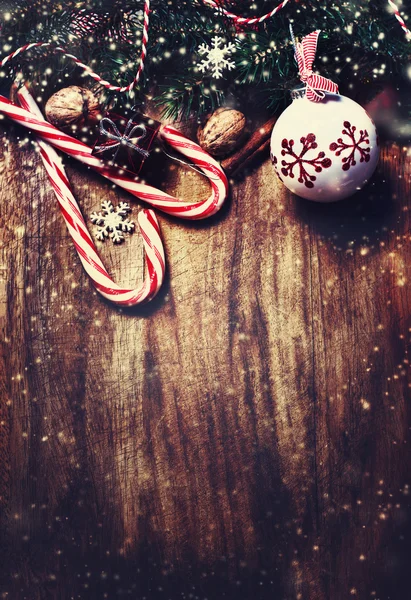 Decorazioni natalizie su sfondo di legno — Foto Stock