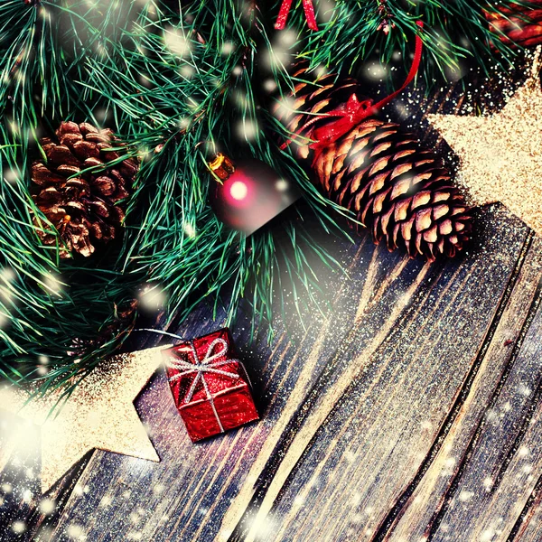 Kerstversiering op houten ondergrond — Stockfoto
