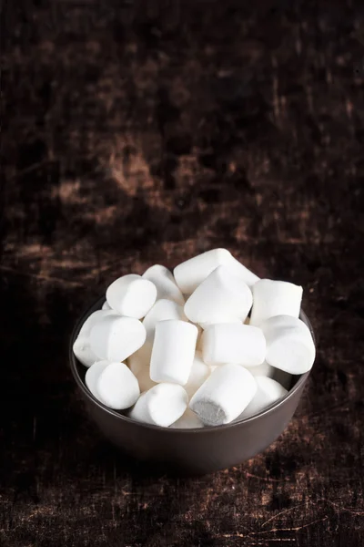 Marshmallow branco fofo em tigela — Fotografia de Stock