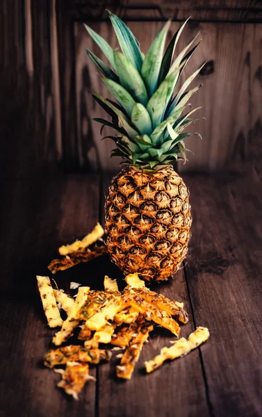 Dojrzały ananas na drewnianym stole — Zdjęcie stockowe