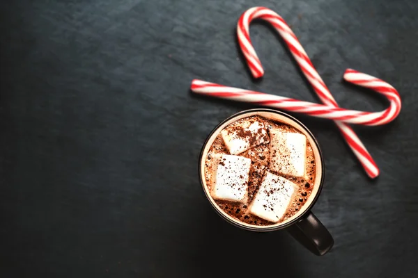 Chocolat chaud avec guimauves et bâtonnets de bonbons — Photo