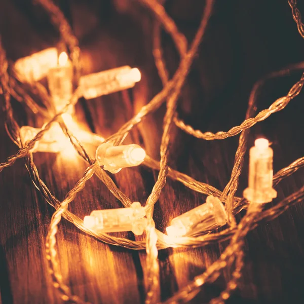 Рождественские огни на тёмном столе — стоковое фото