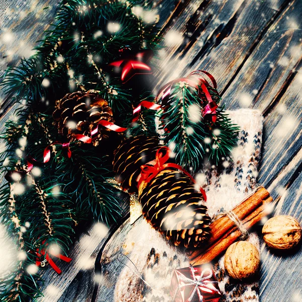 Kerst dennenboom met decoratie — Stockfoto