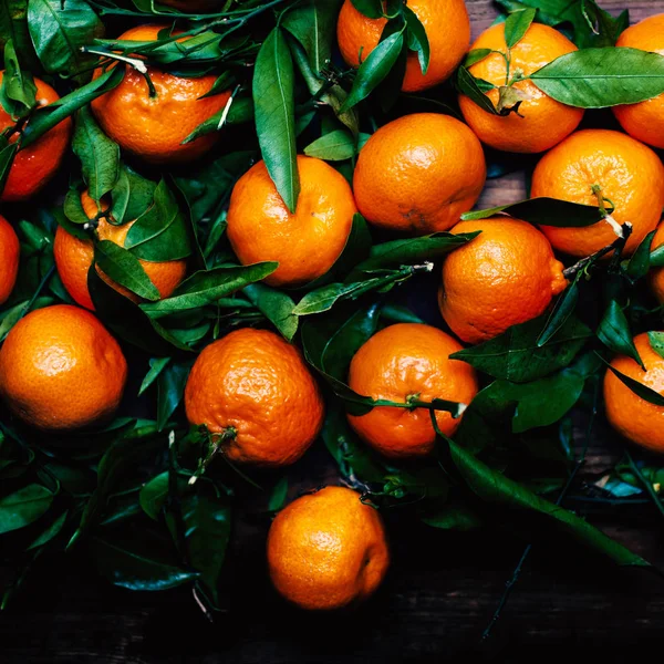 Mandarinky s listy na stole — Stock fotografie
