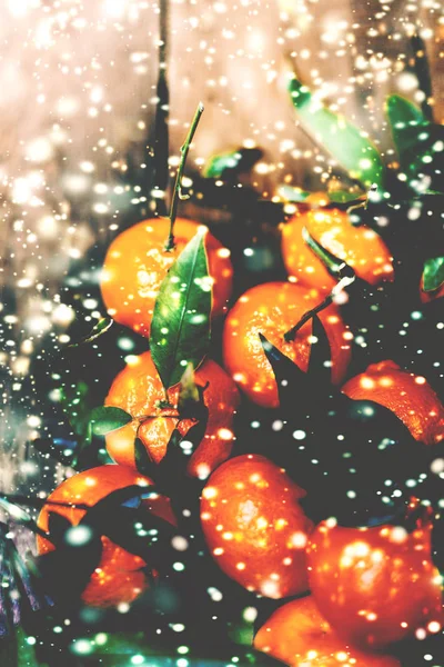 Mandarinen mit Blättern auf dem Tisch — Stockfoto