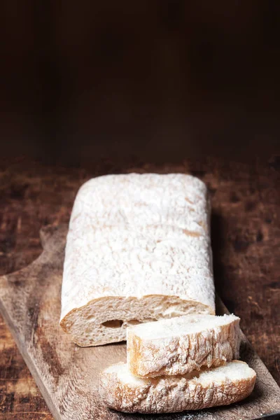 Beyaz pişmiş ekmek — Stok fotoğraf