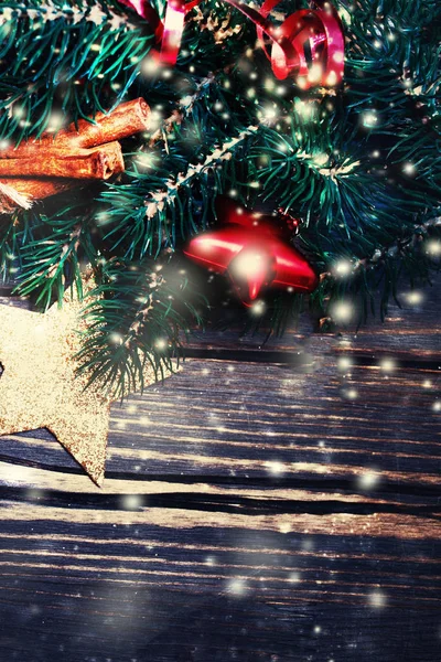 Tannenbaum mit Dekoration — Stockfoto