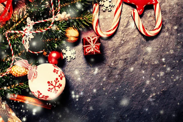 Choinka świąteczna z dekoracją — Zdjęcie stockowe