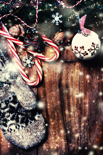 Karácsonyi fenyő díszítéssel — Stock Fotó