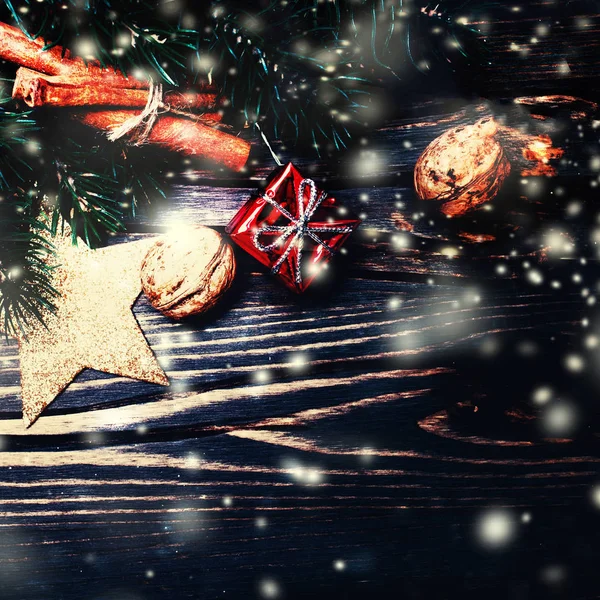 Kerst dennenboom met decoratie — Stockfoto