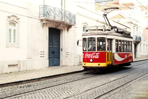 Typische gelbe Straßenbahn — Stockfoto