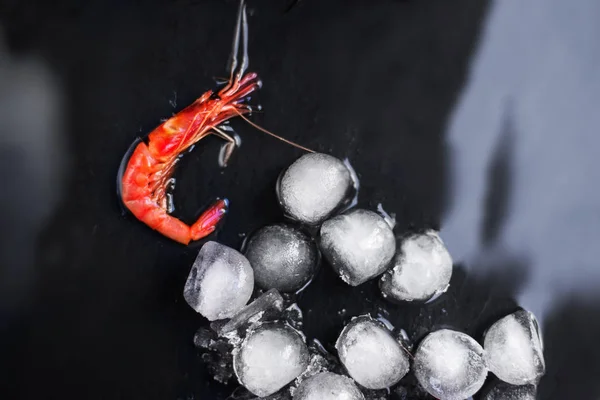 Crevettes crues avec glace — Photo