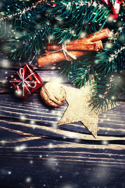 Julgran med dekoration — Stockfoto