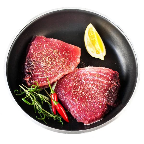Filet z tuńczyka z ziołami, solą i cytryną — Zdjęcie stockowe