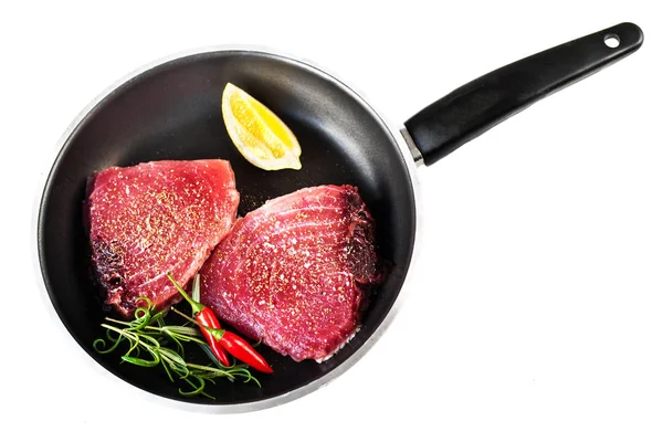 Tuna fillet dengan herbal, garam dan lemon — Stok Foto