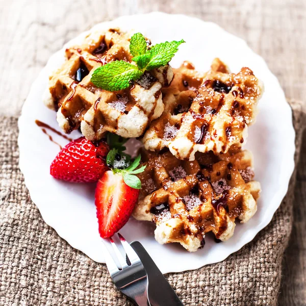 Waffles belgas cobertos com morangos — Fotografia de Stock