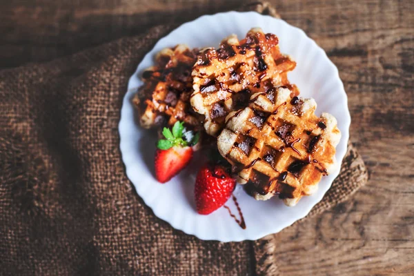 Waffles belgas cobertos com morangos — Fotografia de Stock