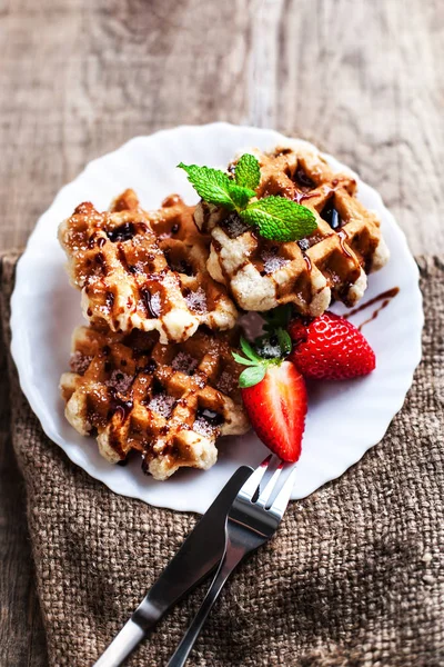 Belgische Waffeln mit Erdbeeren — Stockfoto