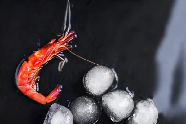 Crevettes crues fraîches avec glace  - — Photo