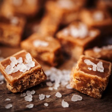 Altın tuzlu karamel parçaları