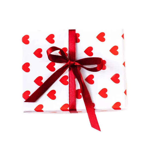 Подарочная коробка с сердечками и красной лентой — стоковое фото