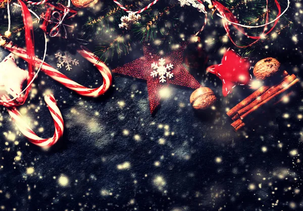 Karácsonyi díszek, a sötét háttér — Stock Fotó