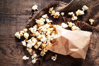 Adam bir torba içinde patlamış mısır