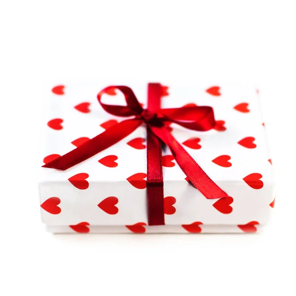 Caja de regalo con corazones y cinta roja — Foto de Stock