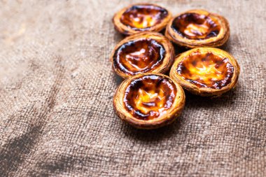 tipik Portekizce tart hamur işleri yumurta 