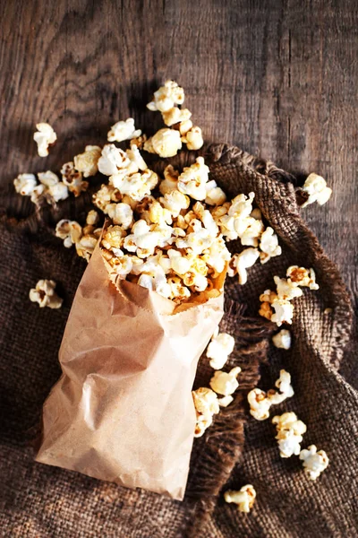 Popcorn in einer Tüte im Hintergrund — Stockfoto