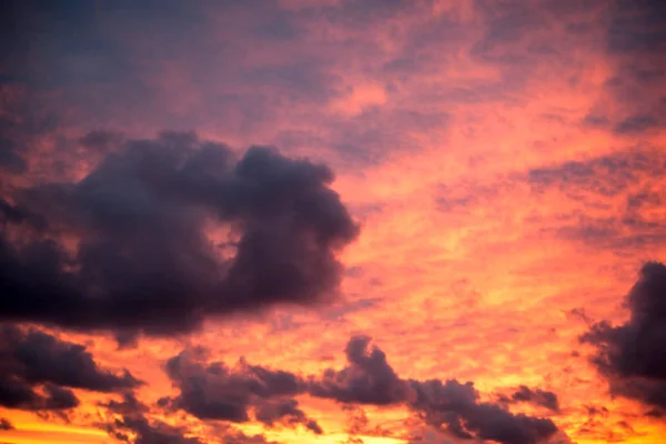 Färgglada dramatisk himmel — Stockfoto