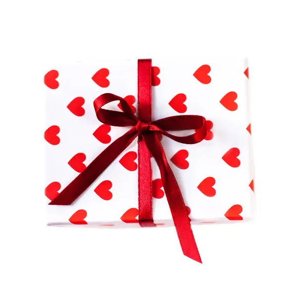Caja de regalo con corazones y cinta roja — Foto de Stock