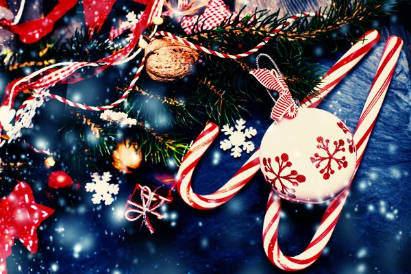 Kerst achtergrond met feestelijke decoraties. — Stockfoto