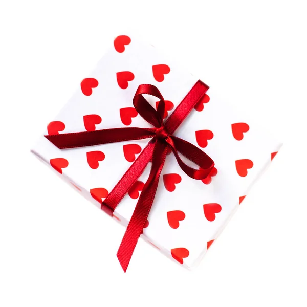 Presentförpackning med hjärtan och rött band — Stockfoto