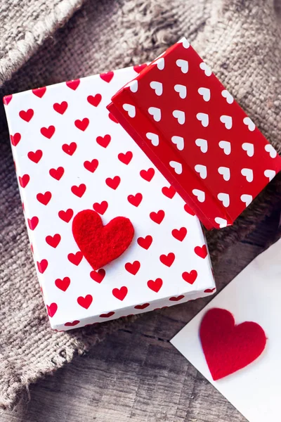 San Valentino Confezione regalo con fiocco rosso — Foto Stock