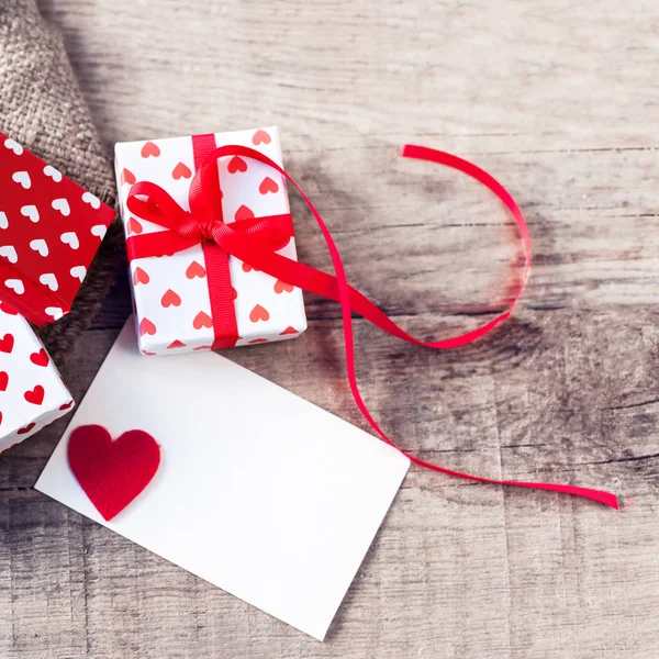 Valentines day Gift box met rode boog lint — Stockfoto