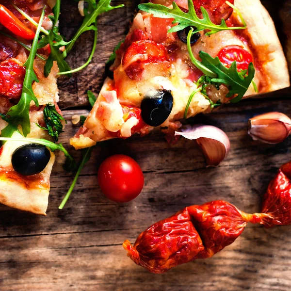 Sıcak pizza dilim Pepperoni ile — Stok fotoğraf