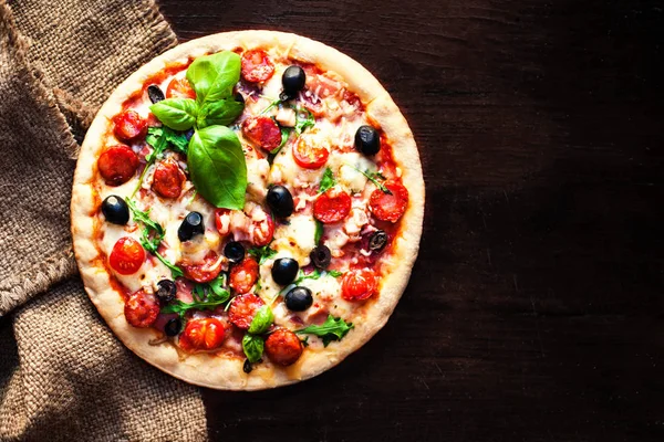 Pizza piccante con salsiccia piccante — Foto Stock