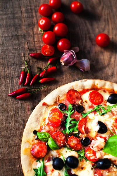 Pizza quente com pepperoni — Fotografia de Stock