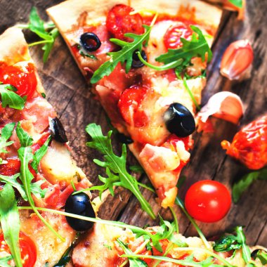 Sıcak pizza dilim Pepperoni ile