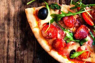 Sıcak pizza dilim Pepperoni ile