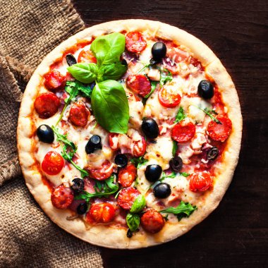 Sucuklu sosisli sıcak pizza 