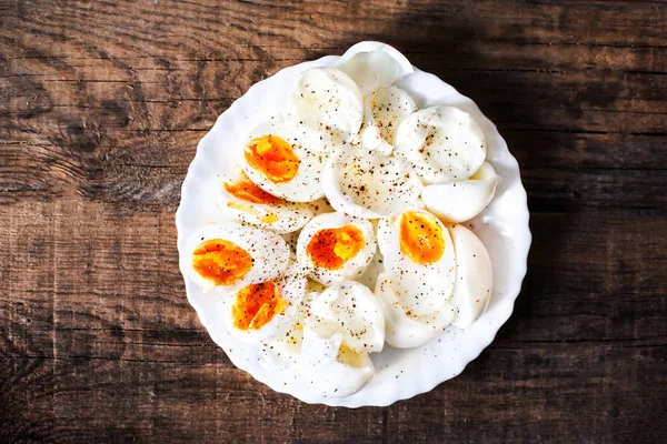 Hard boiled eggs, sliced in halves — Stock Photo, Image